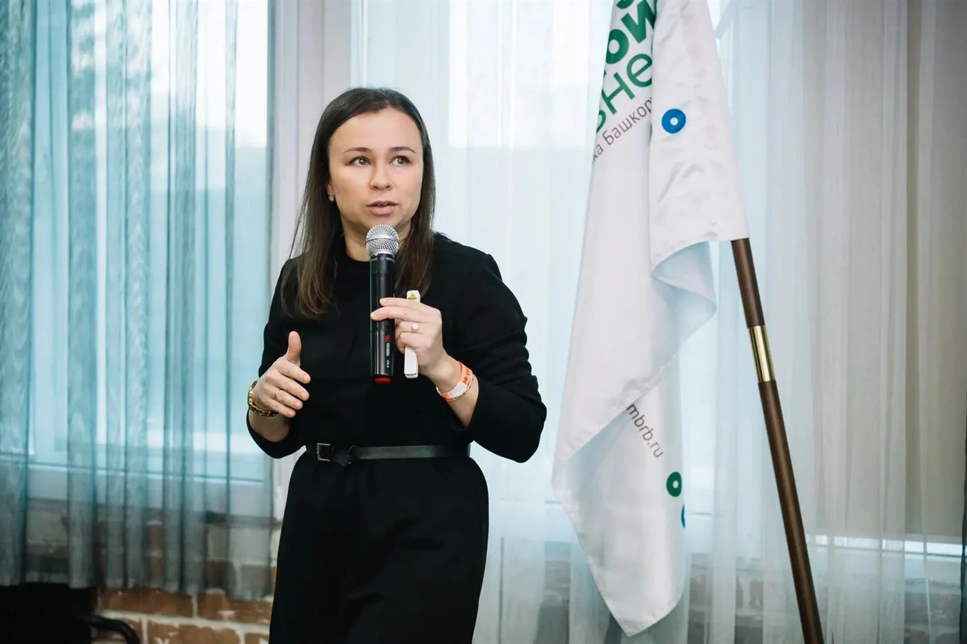 Юрист выступает с экспертным комментарием